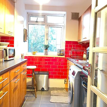 Room With King Size Bed And Shared Kitchen Raynes Park Exteriör bild