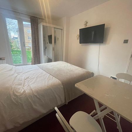Room With King Size Bed And Shared Kitchen Raynes Park Exteriör bild