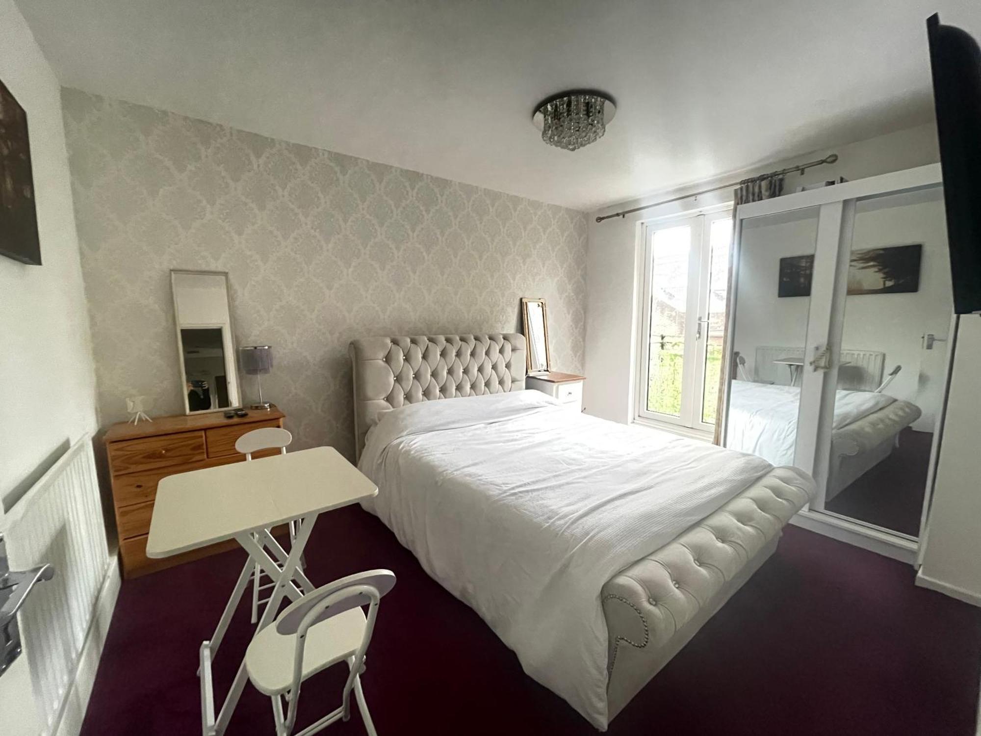 Room With King Size Bed And Shared Kitchen Raynes Park Exteriör bild