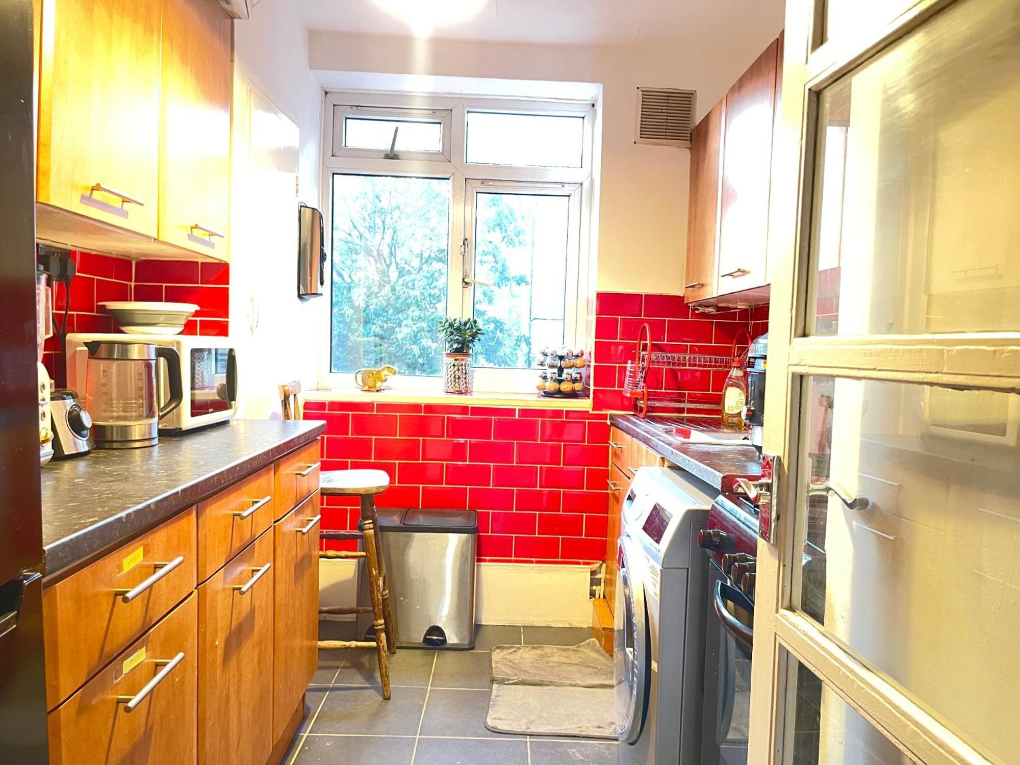 Room With King Size Bed And Shared Kitchen Raynes Park Exteriör bild
