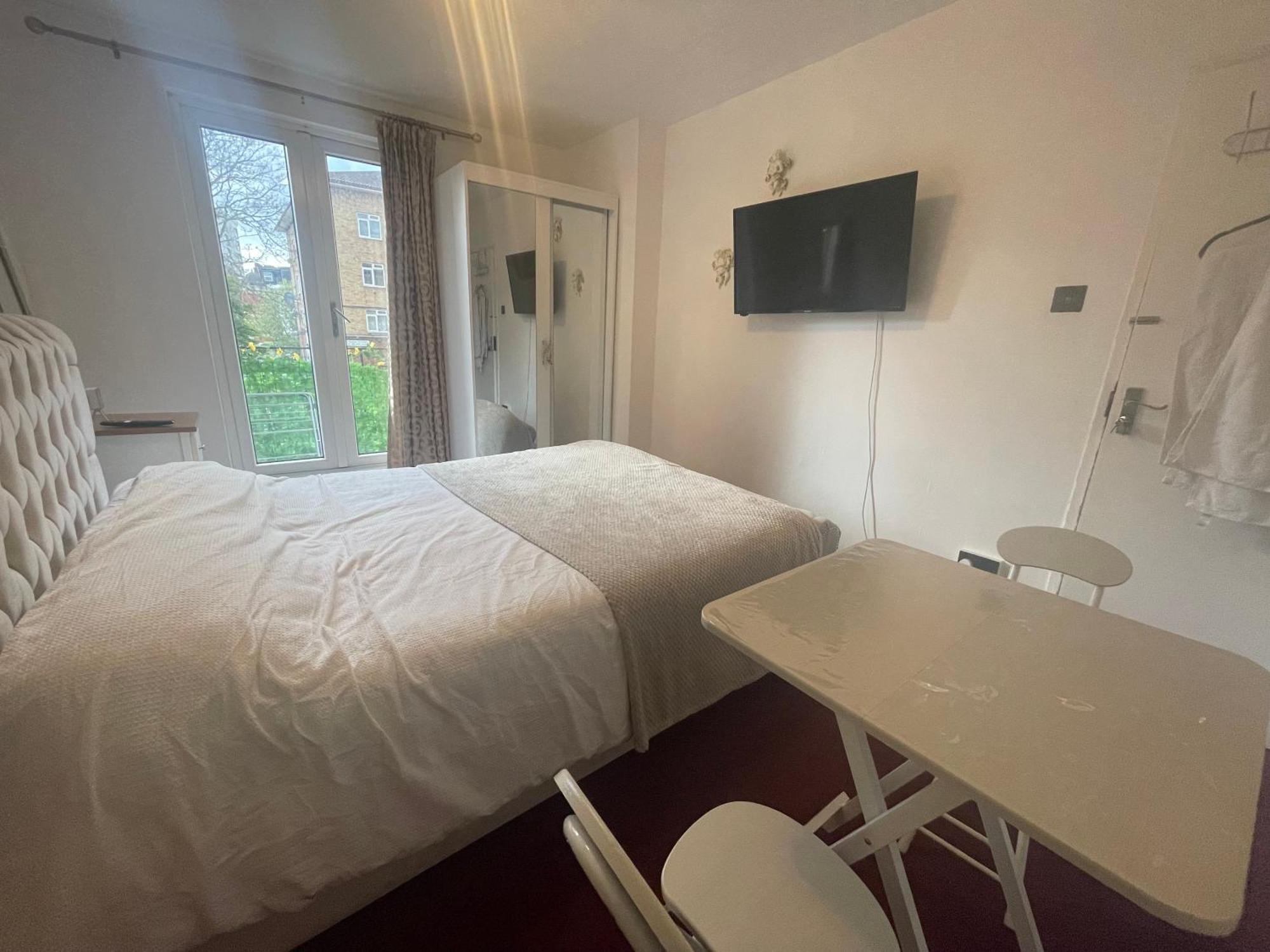 Room With King Size Bed And Shared Kitchen Raynes Park Exteriör bild